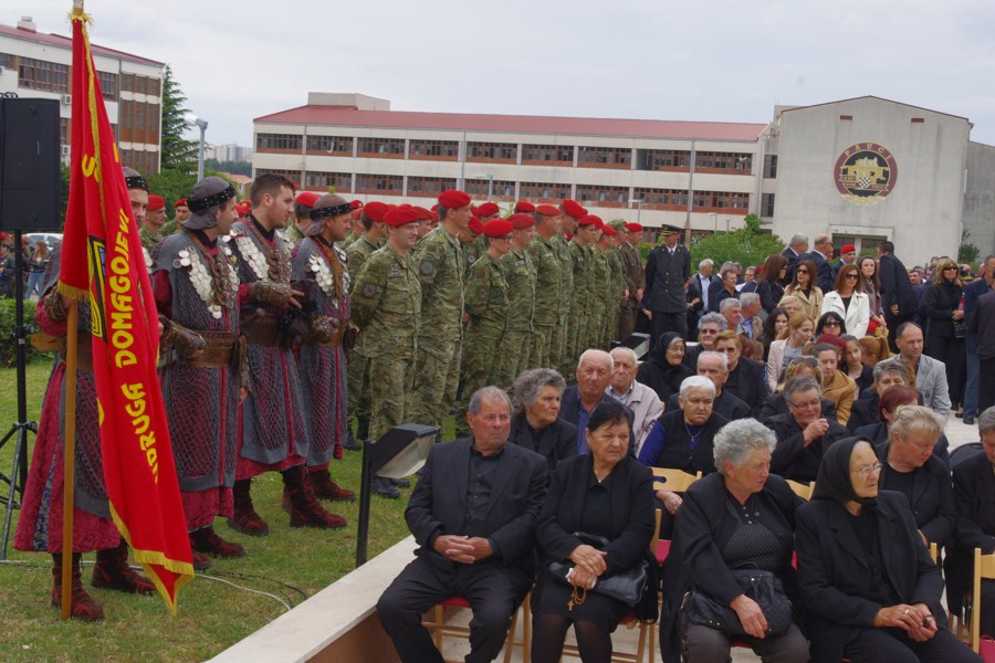 (6)