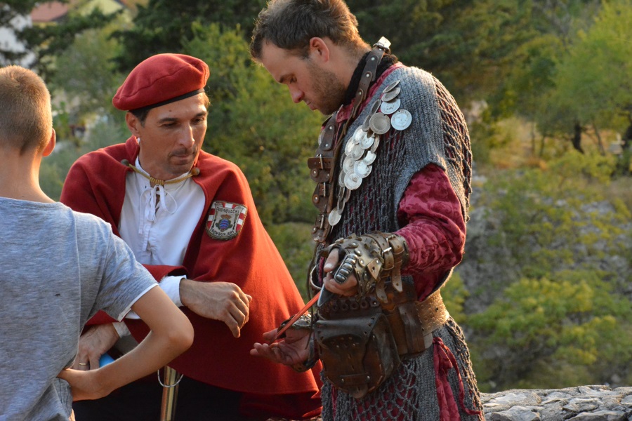 (33)